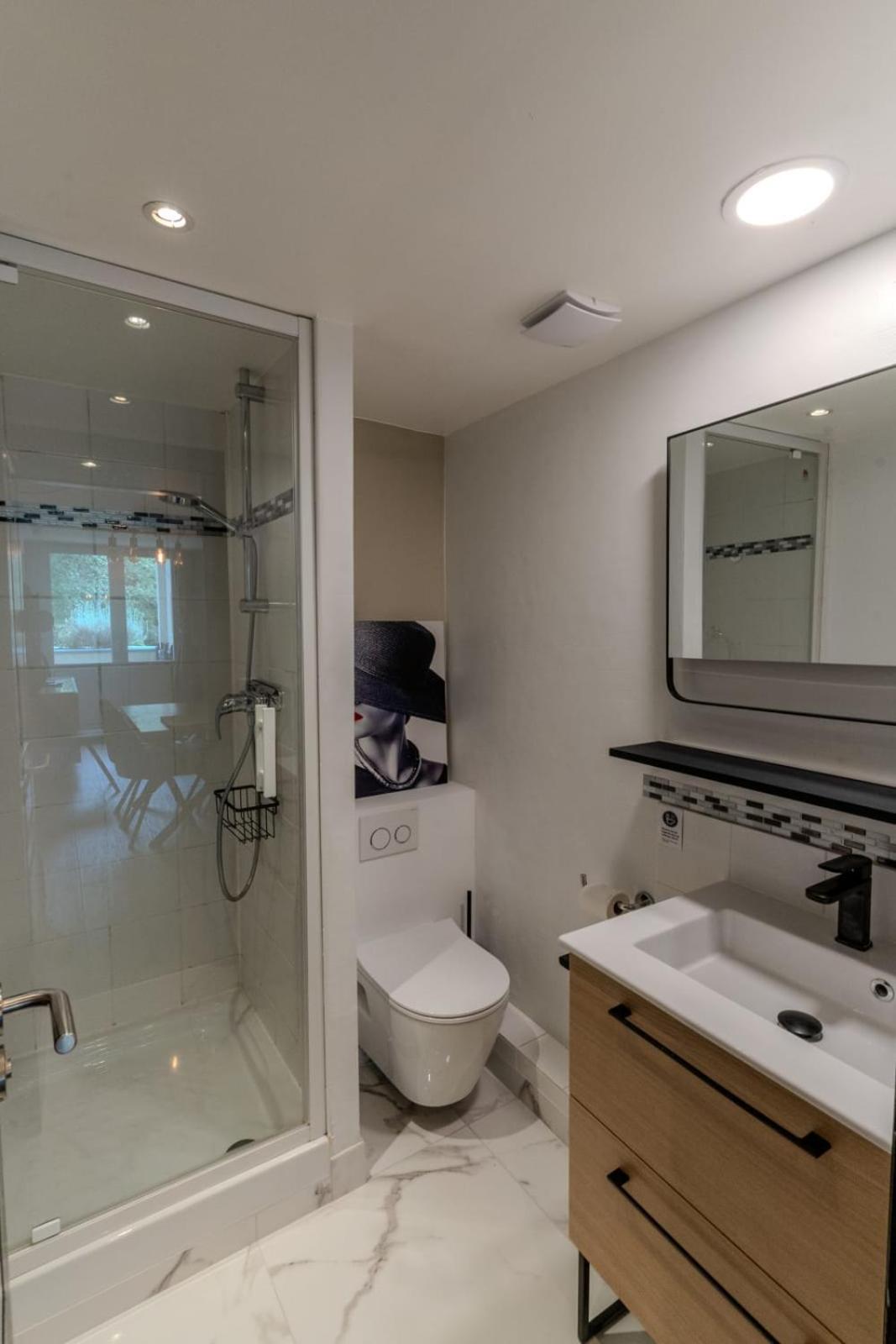 Very Flat For 5 With Swimming Pool Tennis Court And Free Park *