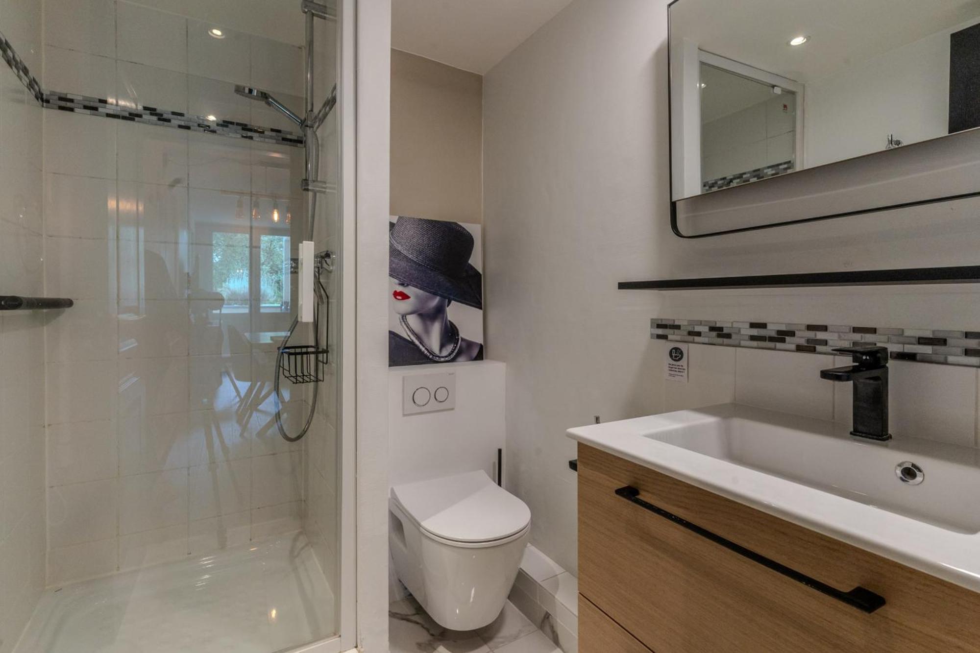 Very Flat For 5 With Swimming Pool Tennis Court And Free Park *