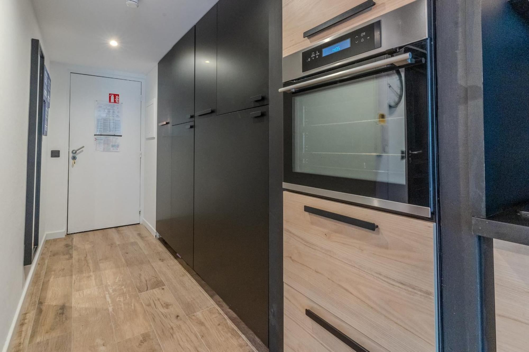 Very Flat For 5 With Swimming Pool Tennis Court And Free Park