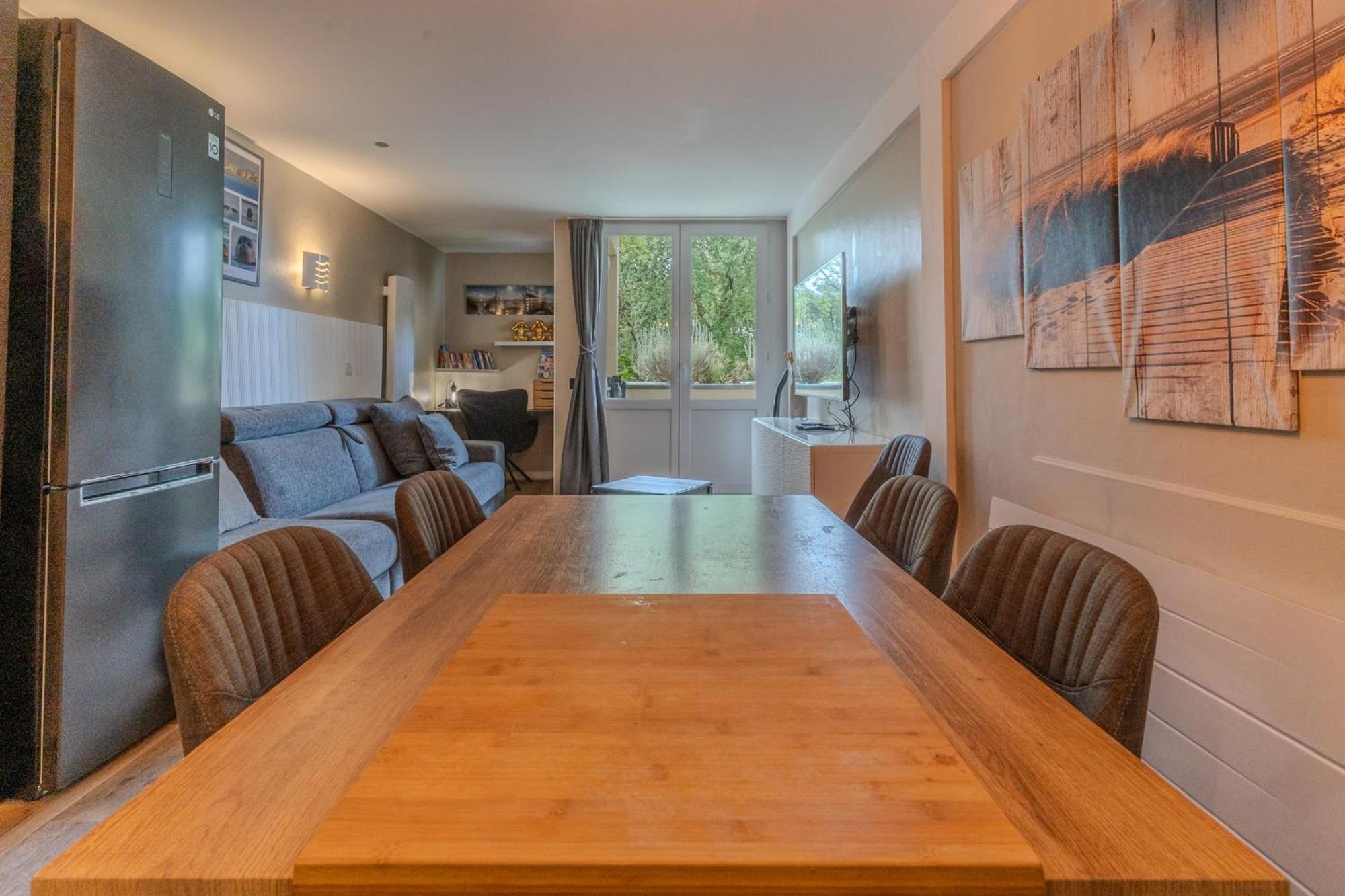 Very Flat For 5 With Swimming Pool Tennis Court And Free Park *