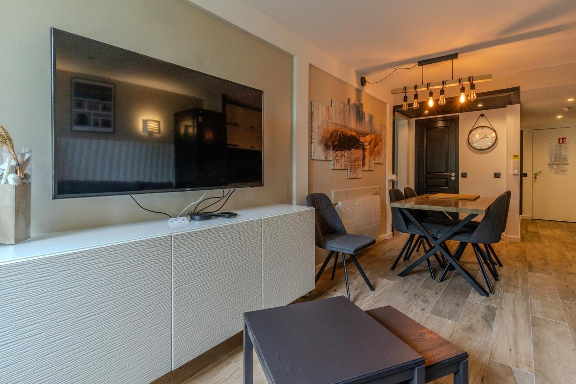 Very Flat For 5 With Swimming Pool Tennis Court And Free Park