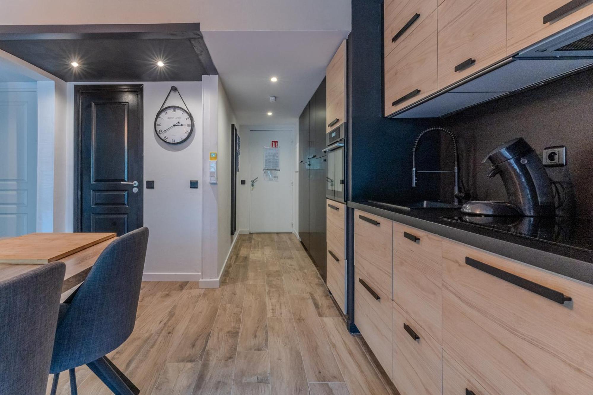 Very Flat For 5 With Swimming Pool Tennis Court And Free Park Apartment *