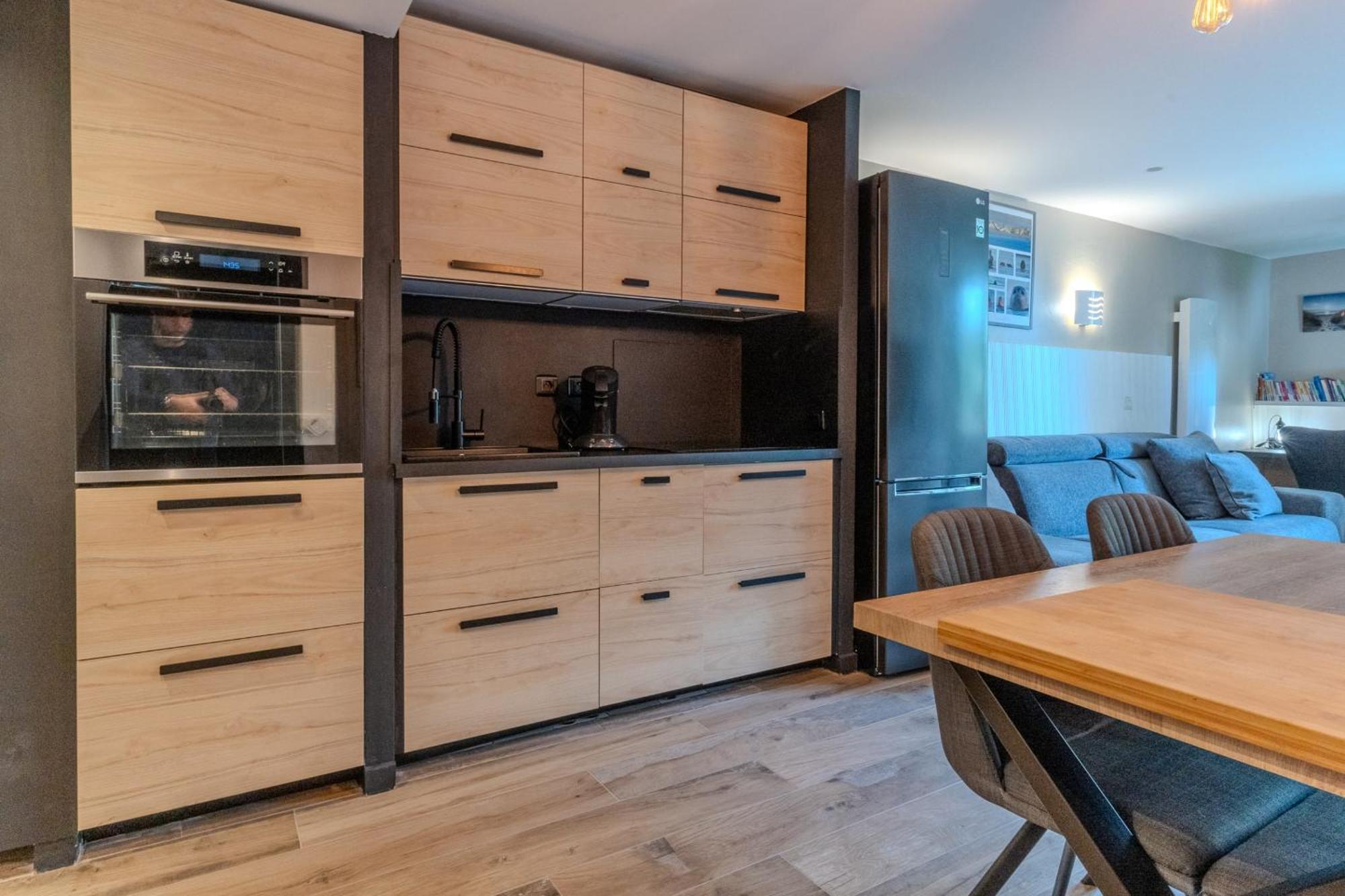 Very Flat For 5 With Swimming Pool Tennis Court And Free Park